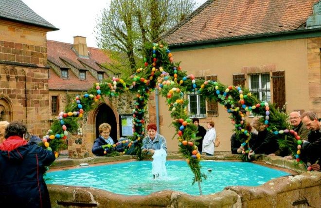 „Geschafft! Der Osterbrunnen ist fertig!“